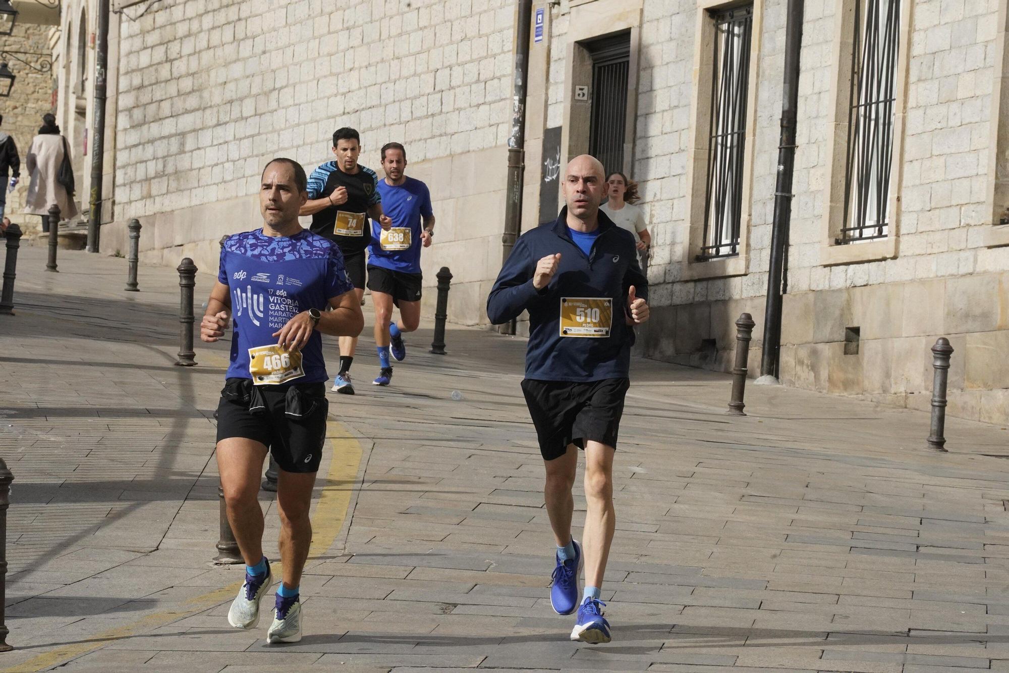 En imágenes: Miles de personas conquistan la Almendra de Gasteiz