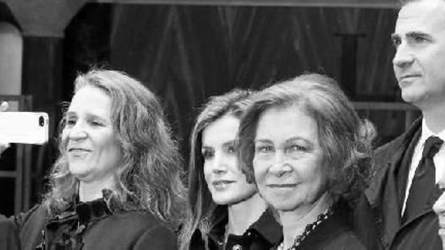 La reina reúne a sus hijos y nuera en el homenaje a Pablo I de Grecia