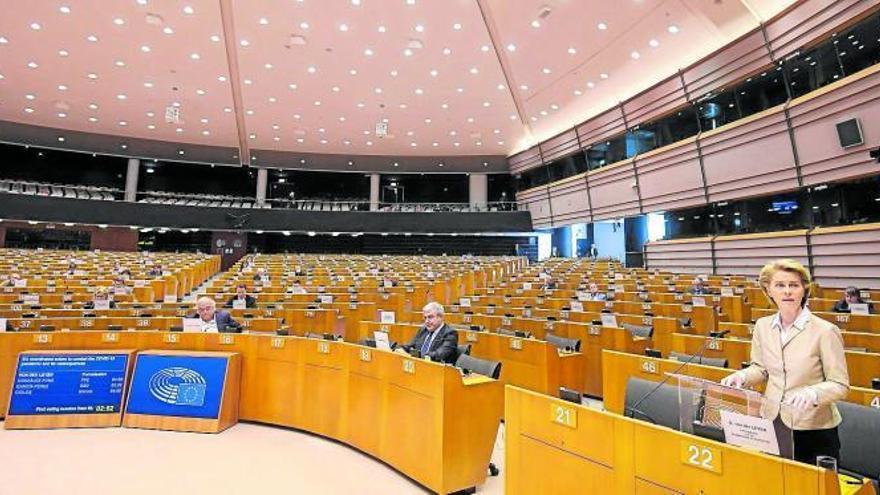 La presidenta de la Comisión Europea, Ursula von der Leyen, habla durante la sesión plenaria en el Parlamento Europeo de Bruselas.