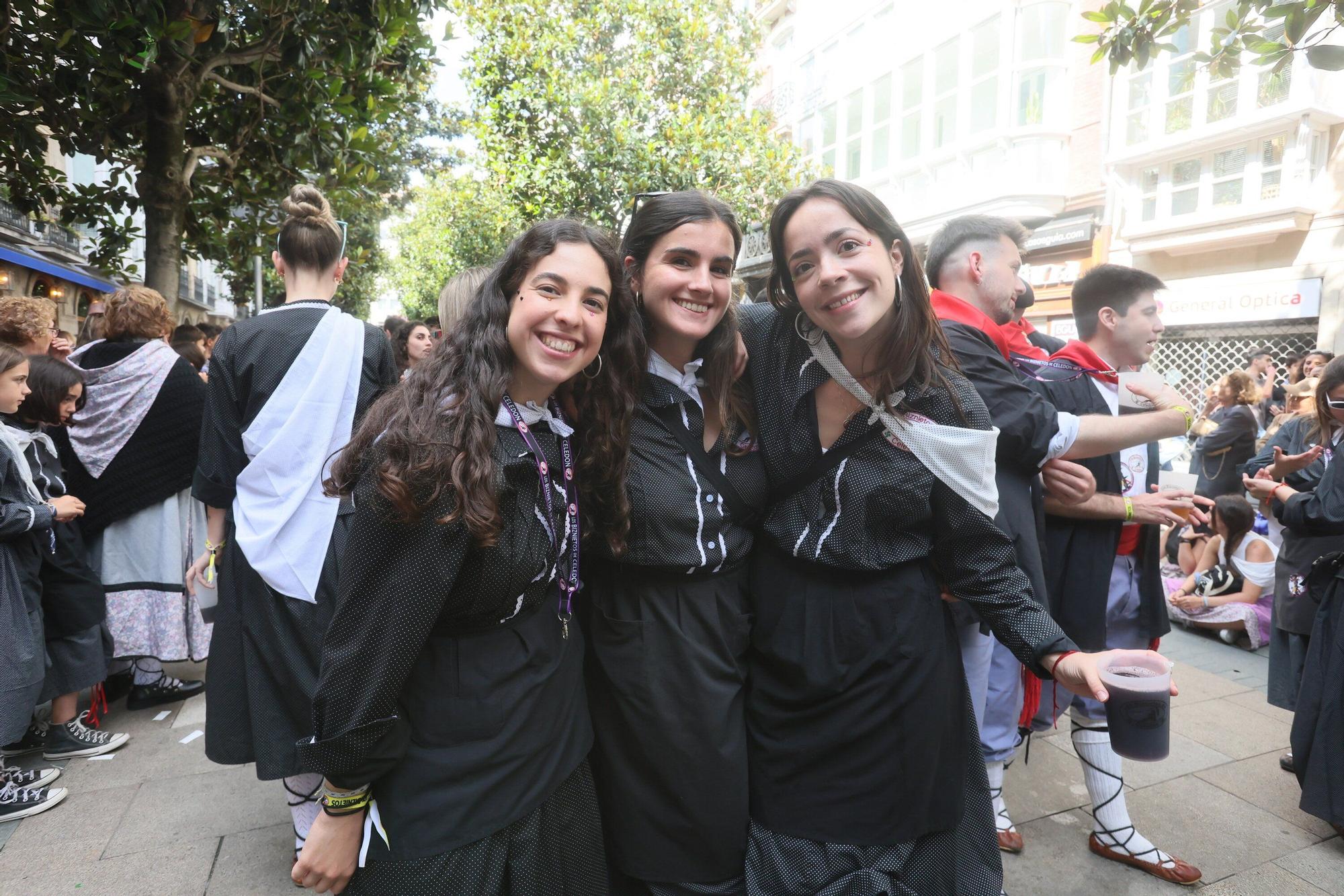 En imágenes: Blusas y neskas desfilan en una kalejira por Santiago
