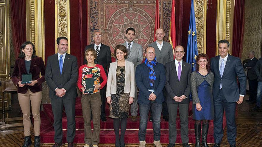 La Presidenta Barcina y el resto de autoridades con las personas galardonadas con una mención de honor.