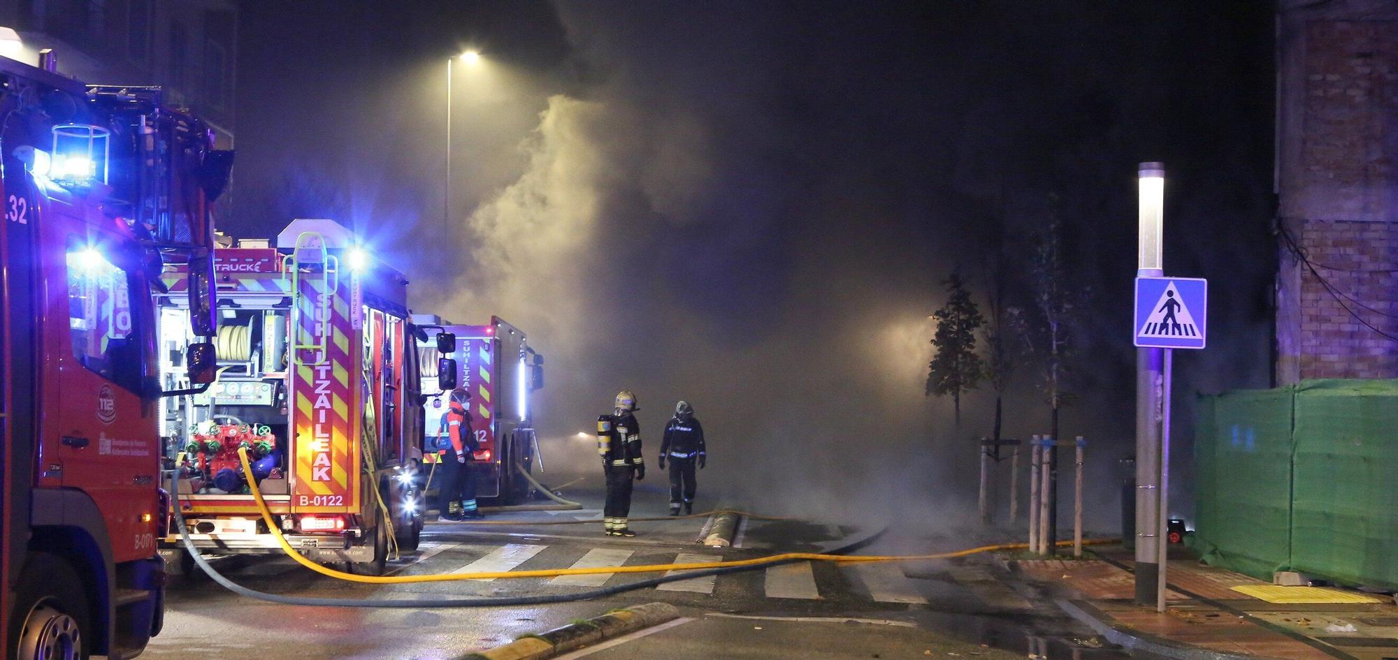 Fotos del incendio de un bazar en la Rochapea