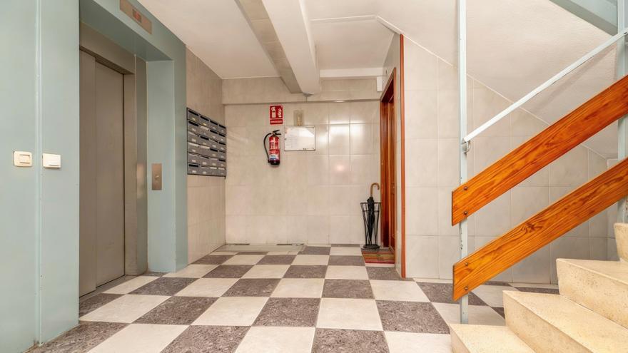 ¿Puedo colocar un paragüero en la puerta de mi casa? Esto es lo que dice la ley