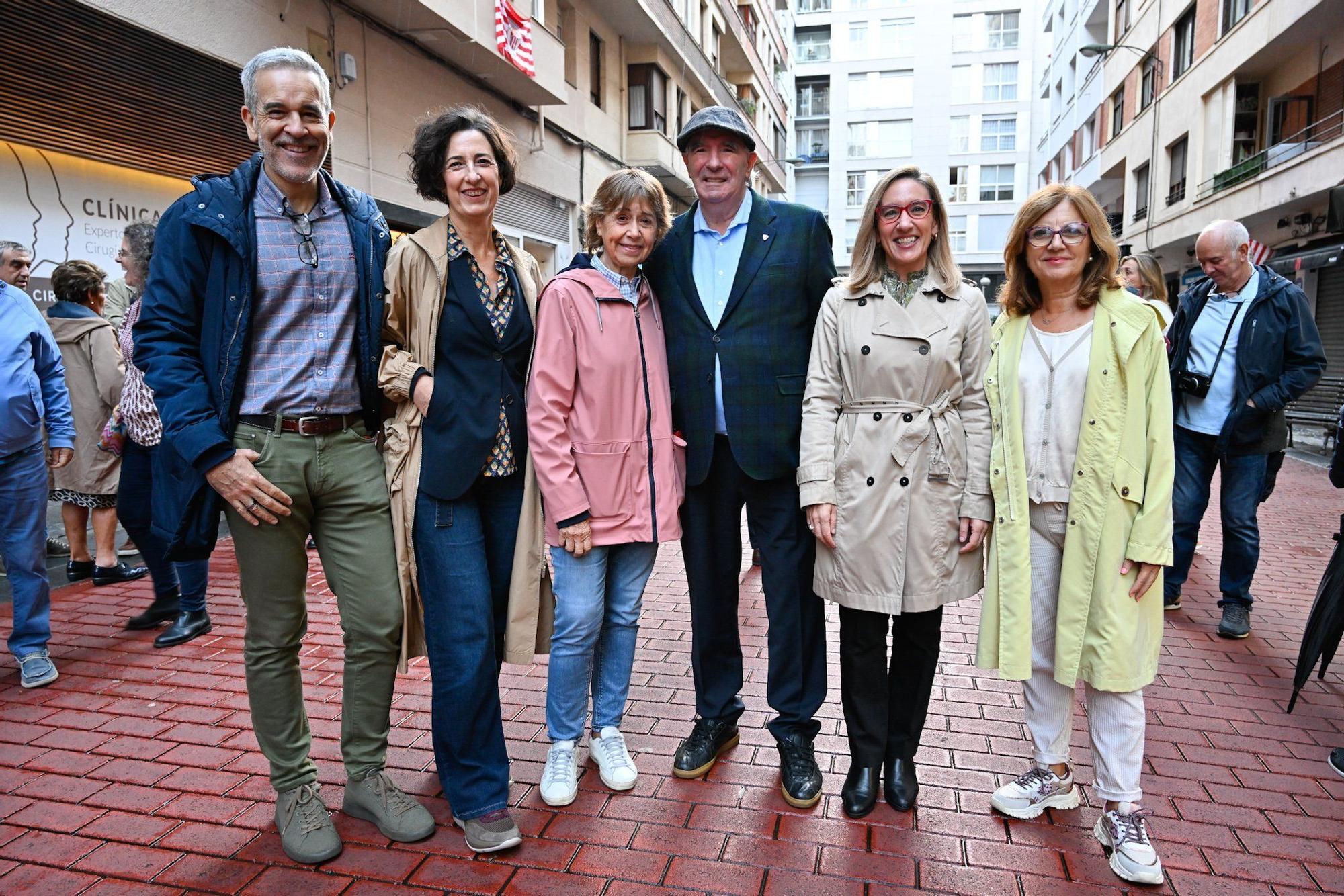 Jorge Aio, Lorea Bilbao; la fotógrafa expositora, Marieli Oviedo; José Ángel Iribar; la concejala Itxaso Erroteta y Anabel Jiménez, de Acambi.