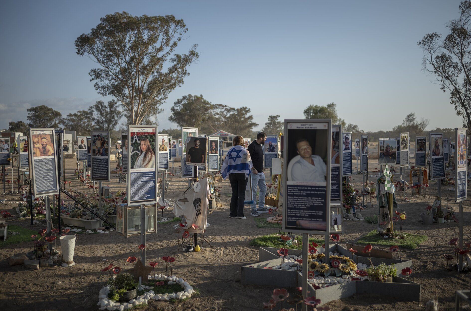 Familias israelíes visitan los monumentos conmemorativos en el recinto del festival de música Nova
