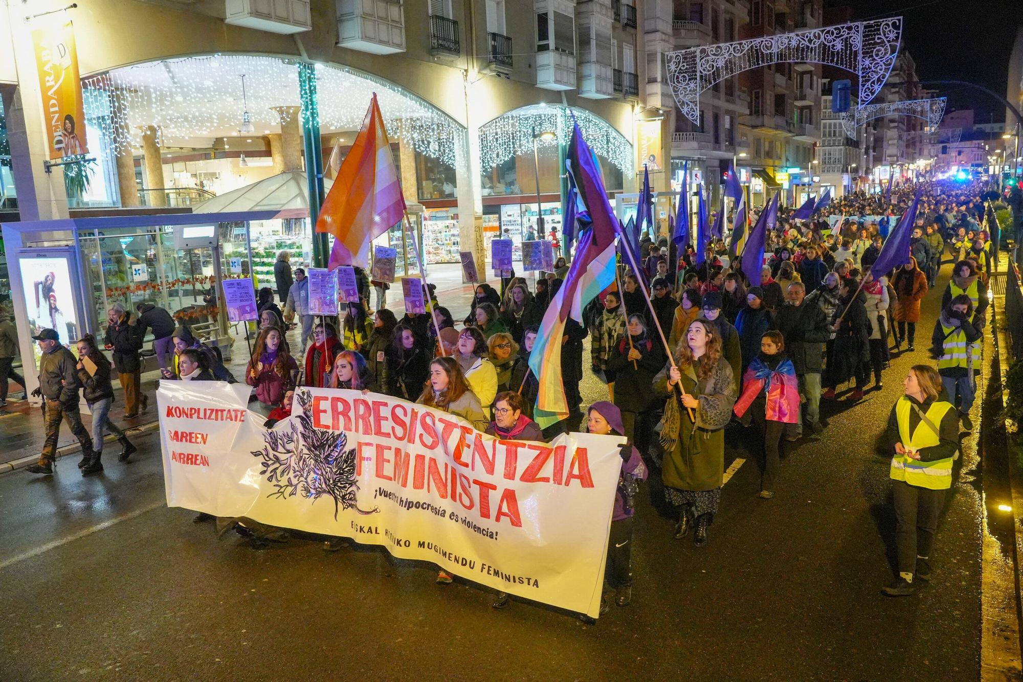 En imágenes: El Movimiento Feminista de Euskal Herria marcha por Vitoria el 25N