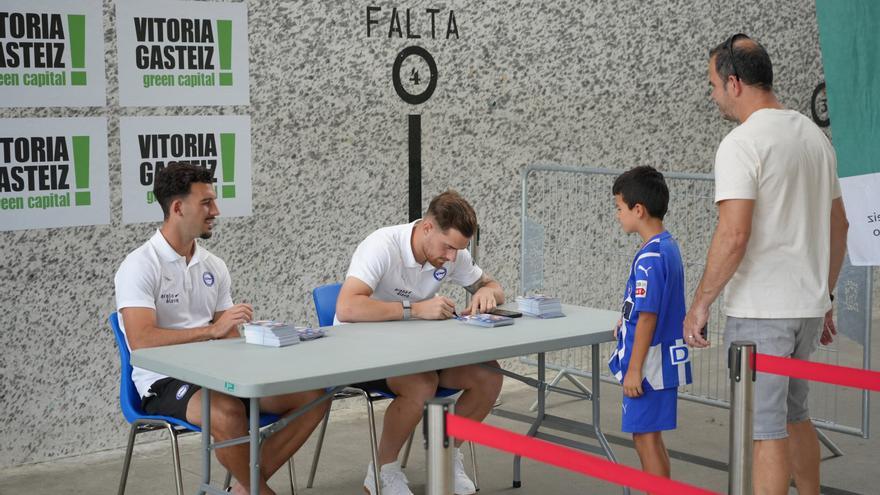 En imágenes: Toni Martínez y Víctor Parada firman autógrafos en las piscinas de Gamarra