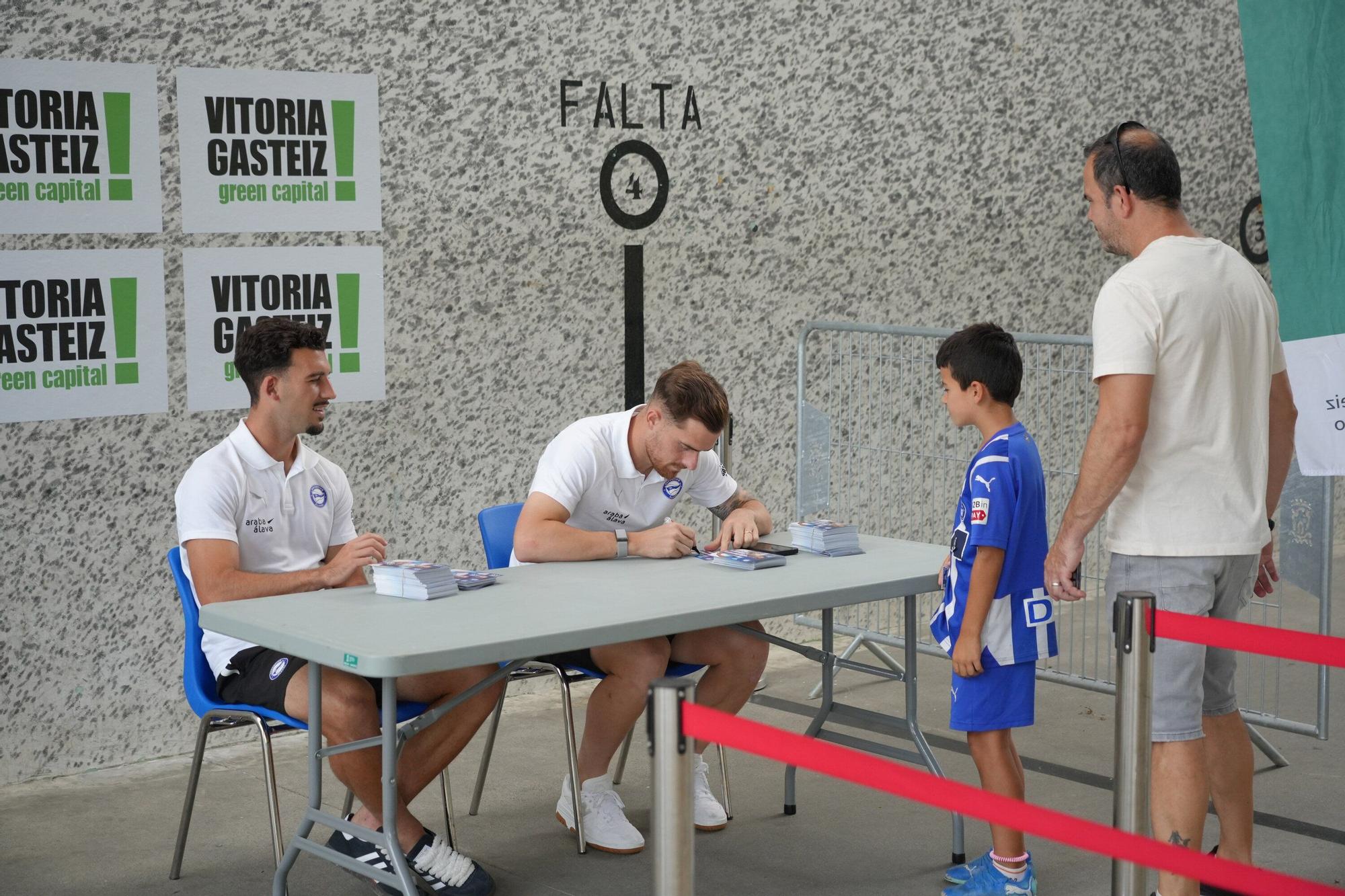 En imágenes: Toni Martínez y Víctor Parada firman autógrafos en las piscinas de Gamarra
