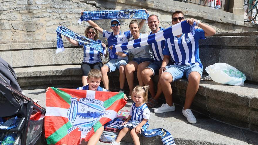 En imágenes: las aficiones de Alavés y Atlético se dejan notar en Vitoria