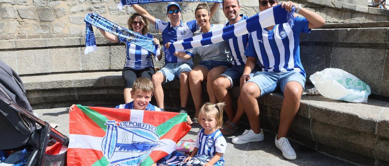 En imágenes: las aficiones de Alavés y Atlético se dejan notar en Vitoria