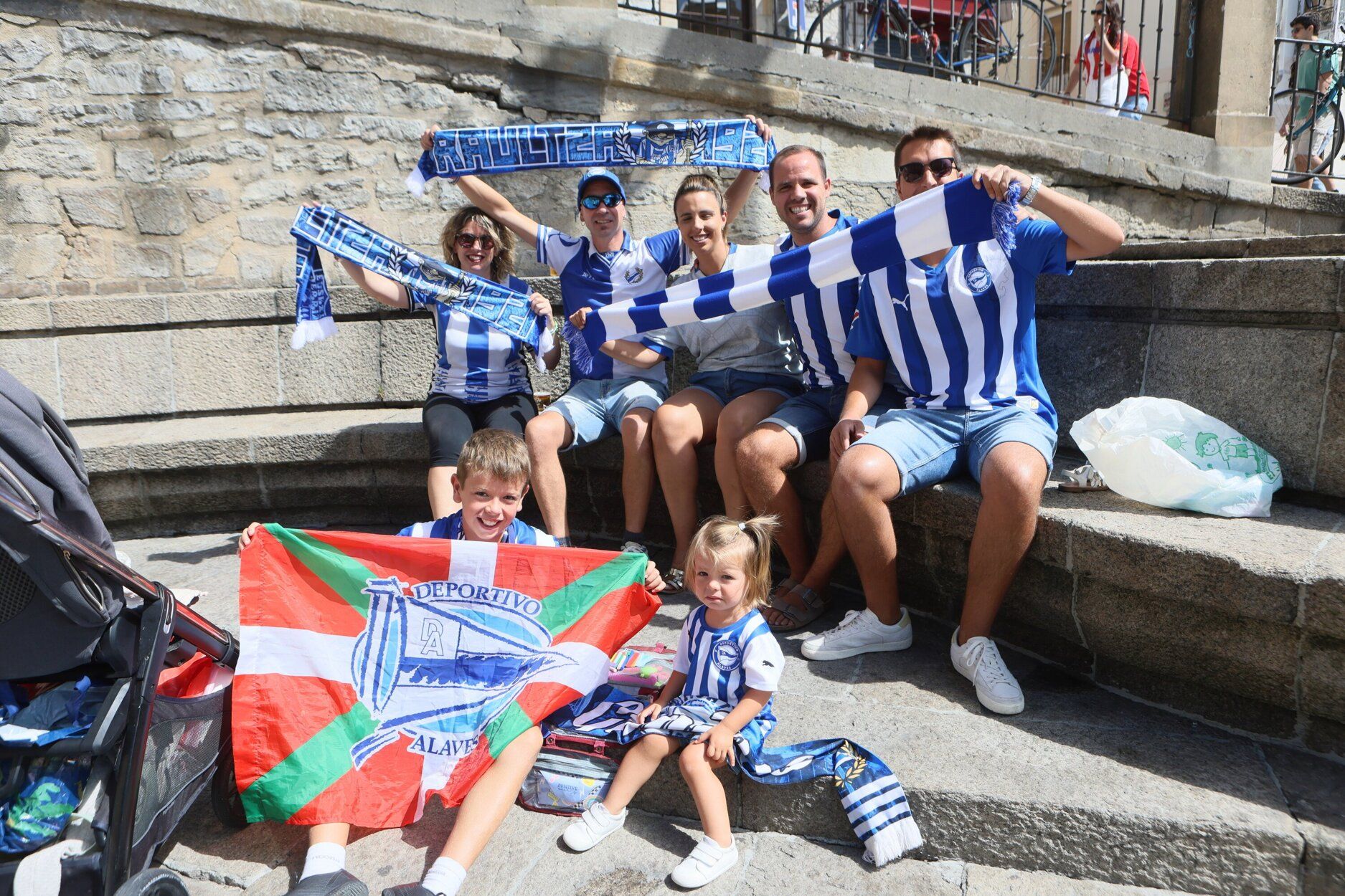 En imágenes: las aficiones de Alavés y Atlético se dejan notar en Vitoria