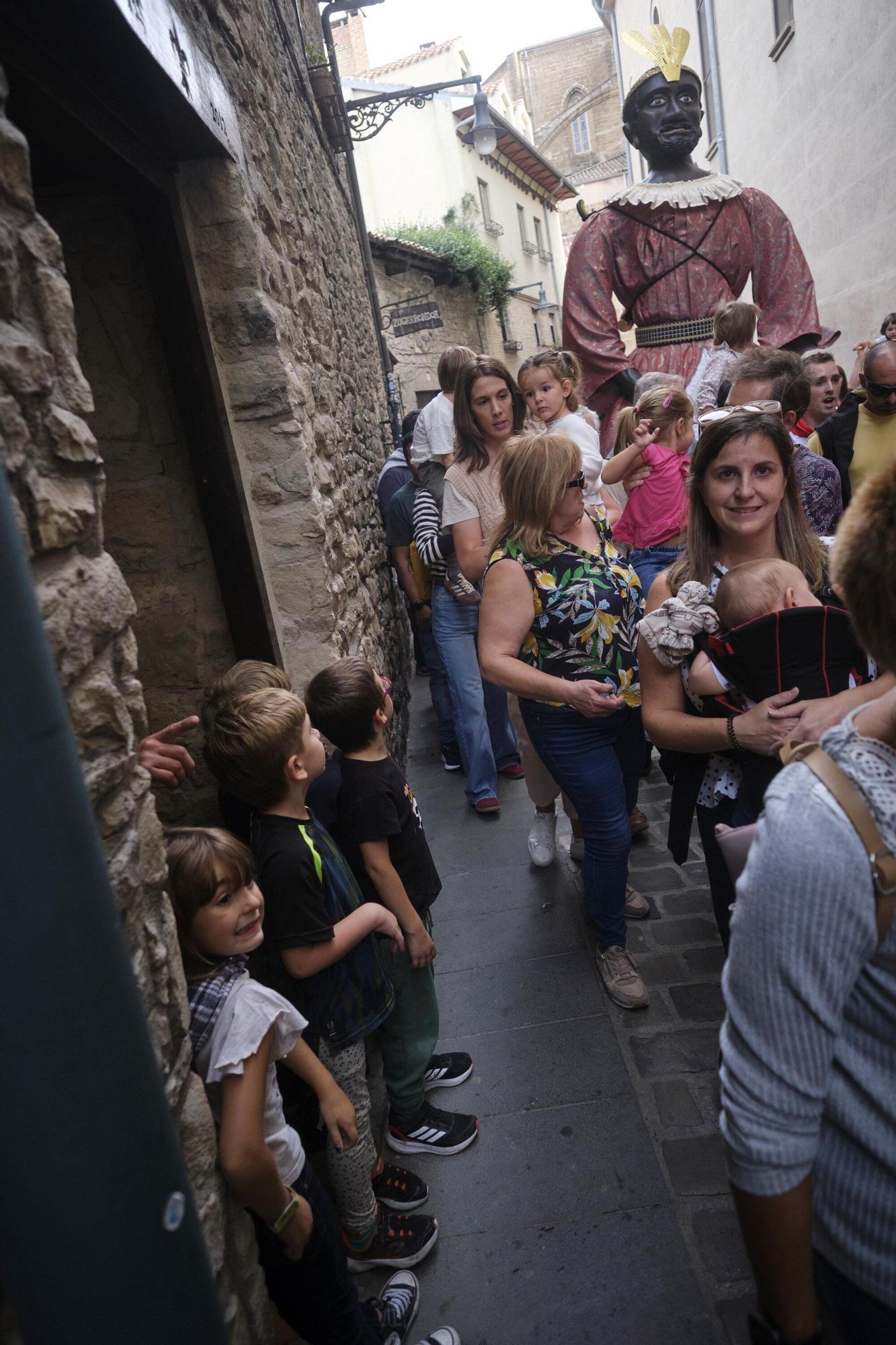 Comparsa de Gigantes y Cabezudos por San Fermín Txikito