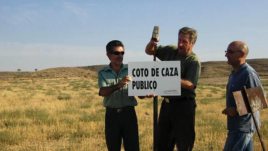 Señal que indica un coto de caza en Corella.
