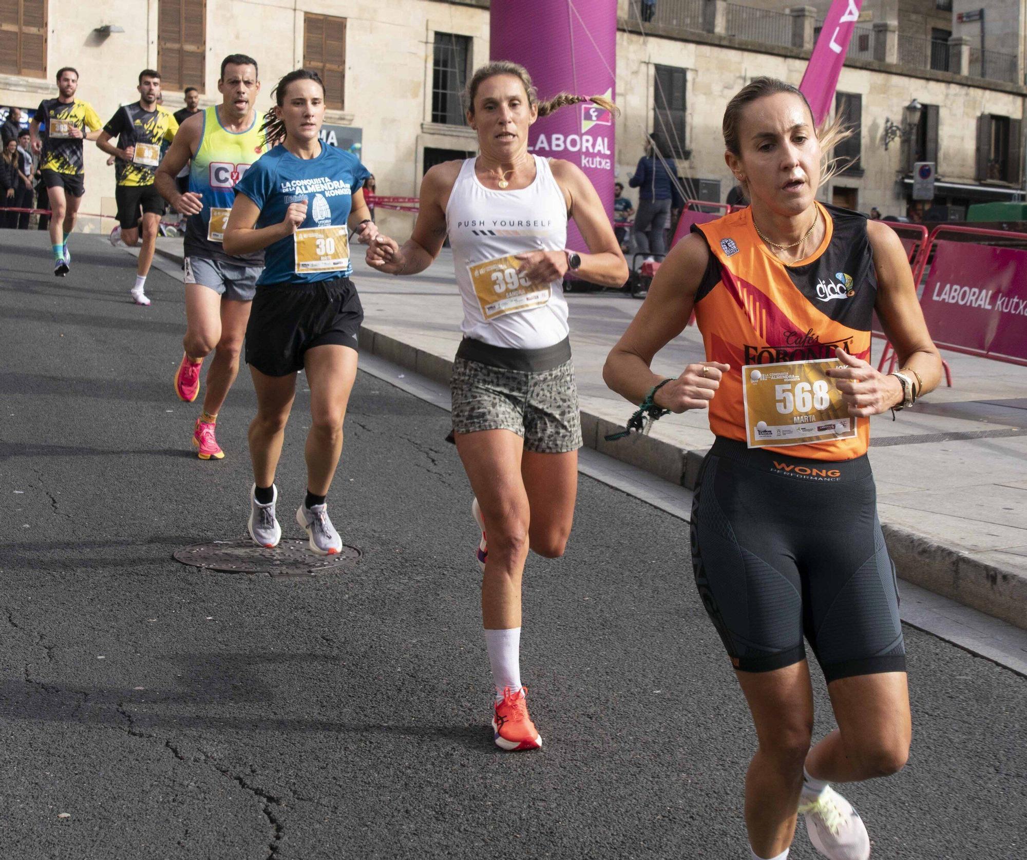 En imágenes: Un millar de corredores atraviesan la almendra