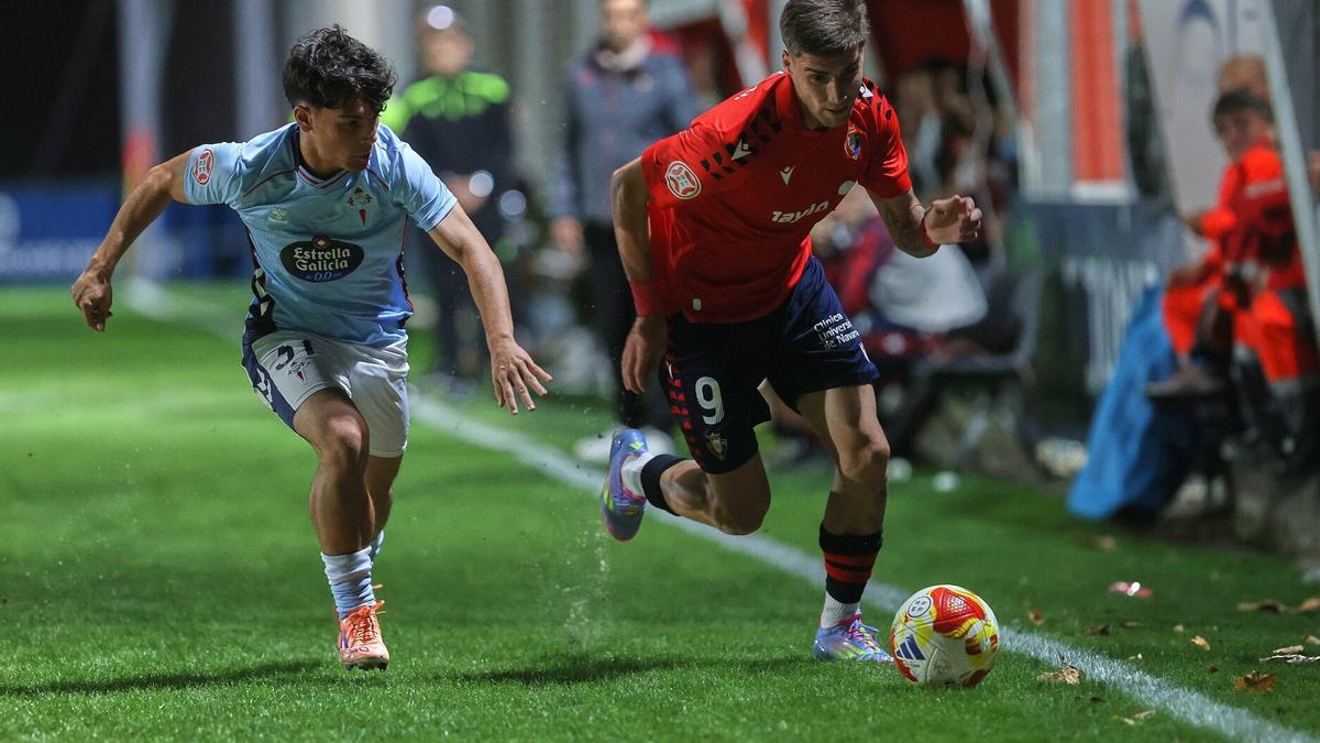 Daniel González conduce el balón.