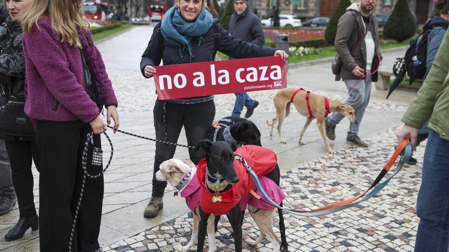 Animalistas se manifiestan en Bilbao contra la caza y el uso de perros