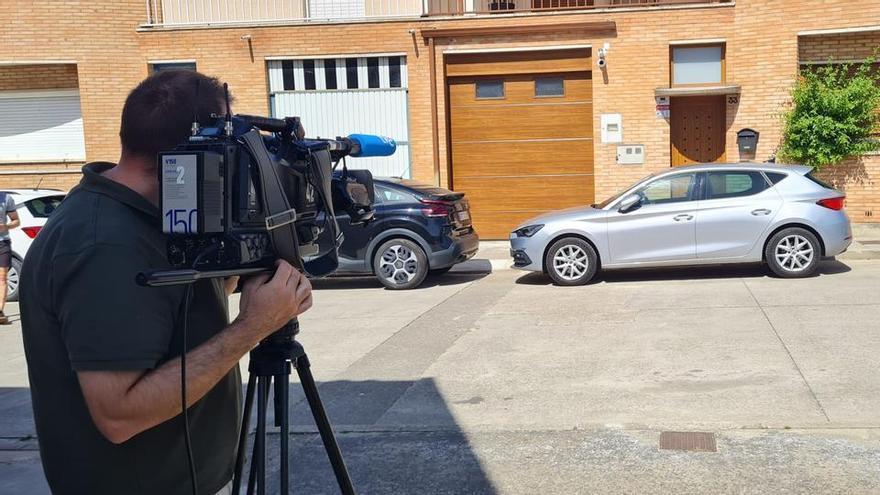 Vehículos de la UCO frente a la casa de Santos Cerdán en Milagro.