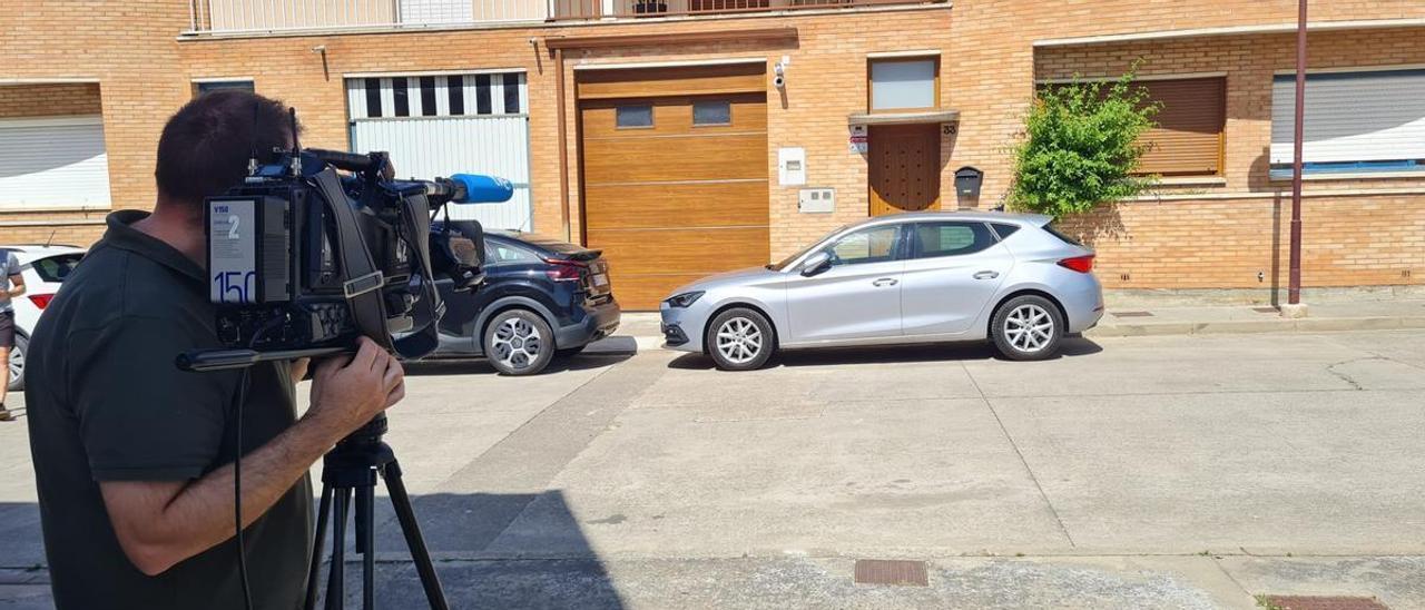 Vehículos de la UCO frente a la casa de Santos Cerdán en Milagro.