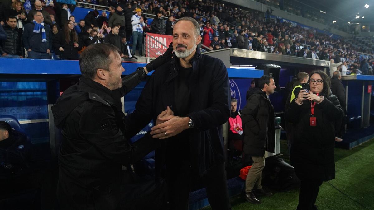 Matarazzo saluda a Coudet antes del comienzo del partido.