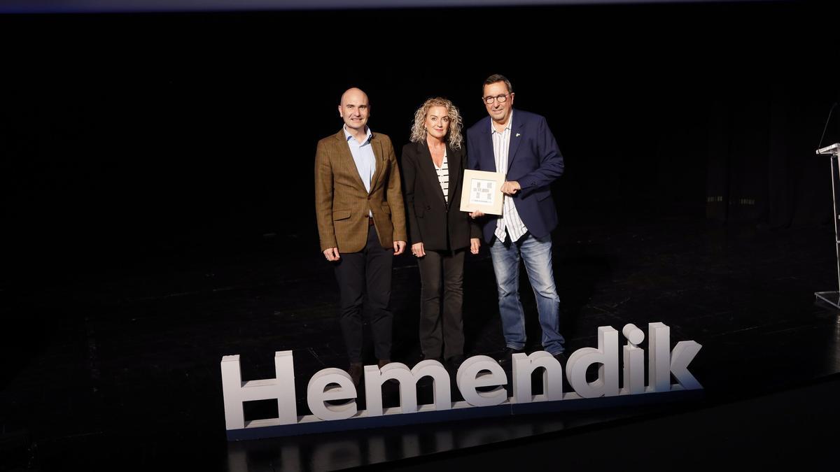 El ex diputado general de Bizkaia José Luis Bilbao, junto a Álvaro Parro, de Laboral Kutxa, y Esti Bayo.