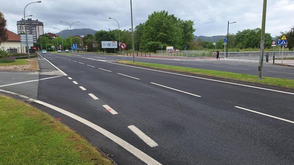Carretera GI 636 en Irun, a su paso por Azken Portu, donde se construirá una rotonda / J.A.