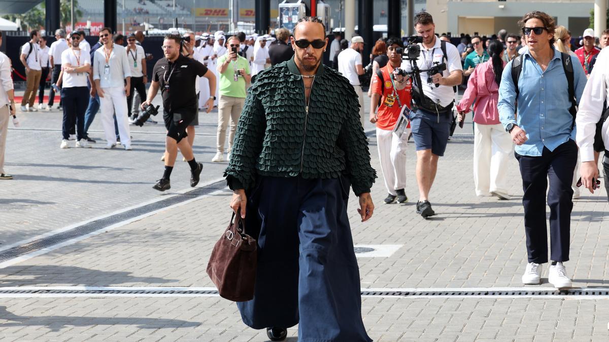 Lewis Hamilton accede al circuito Yas Marina para disputar el Gran Premio de Abu Dhabi que cerró el curso de la Fórmula 1.