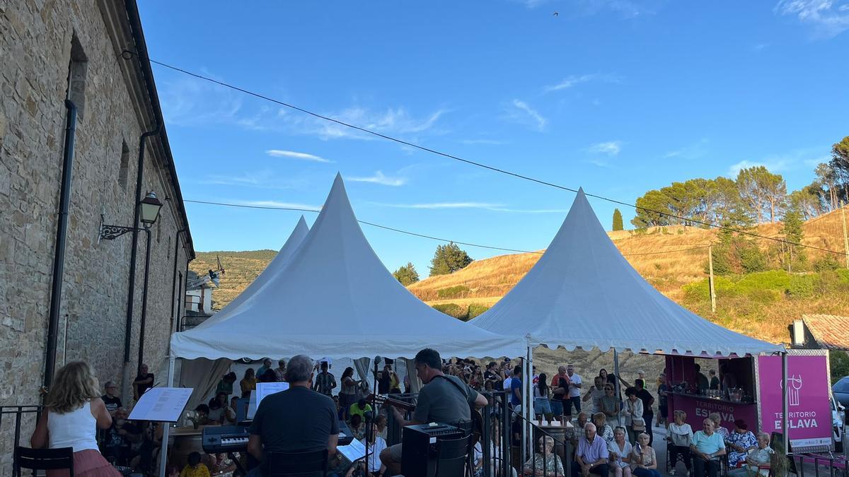 Casi un centenar de personas en el concierto medieval.