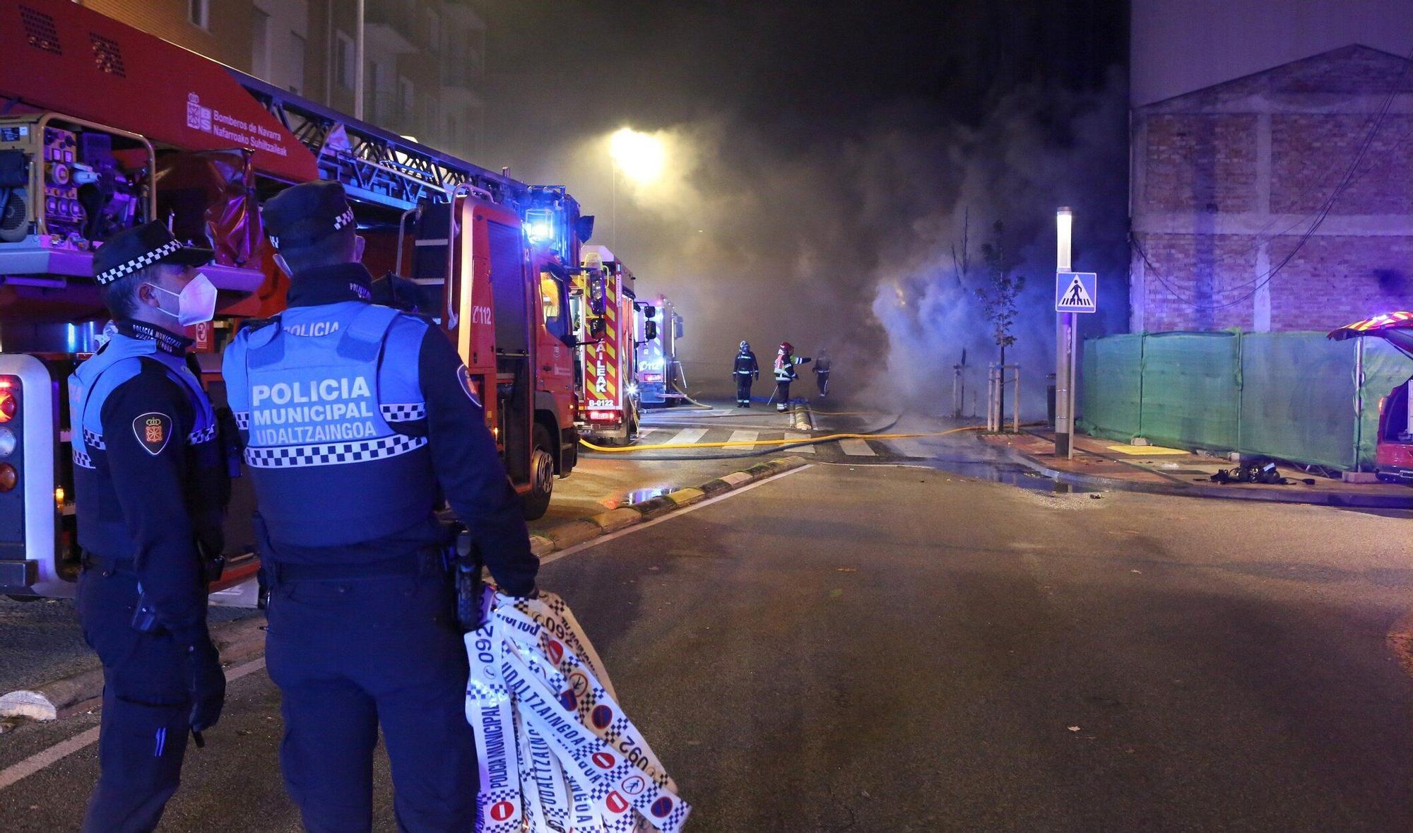 Fotos del incendio de un bazar en la Rochapea