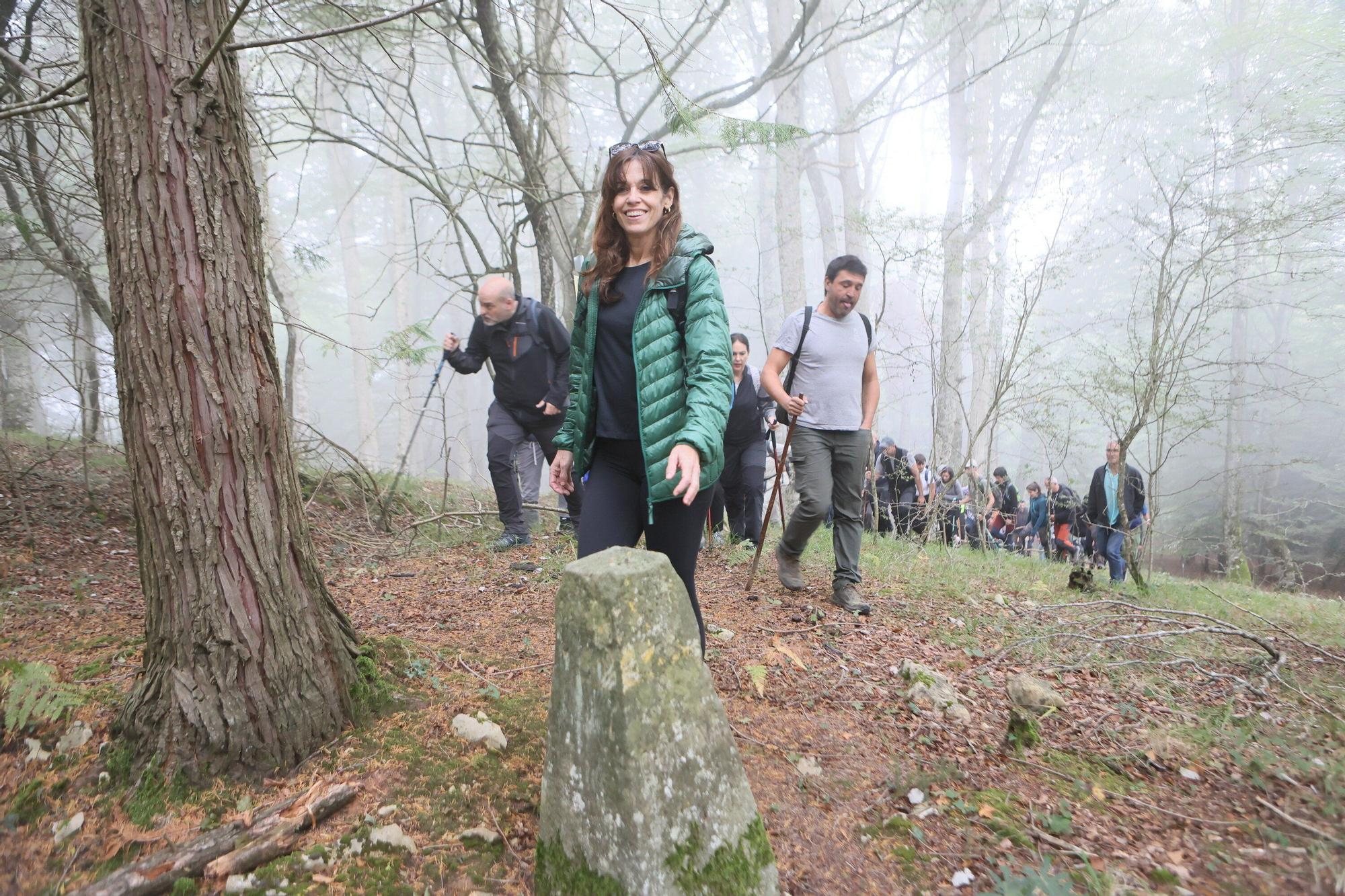 En imágenes: La corporación municipal recorre los mojones en el Día de Olarizu