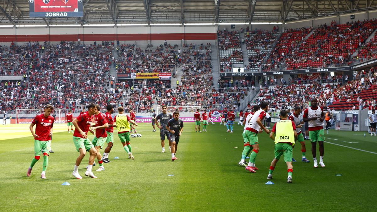los futbolistas rojillos, en el calentamiento.