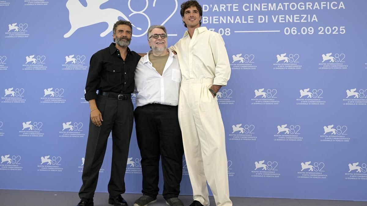 Oscar Isaac, Guillermo del Toro y Jacob Elordi presentan Frankenstein en el Festival de Venecia.