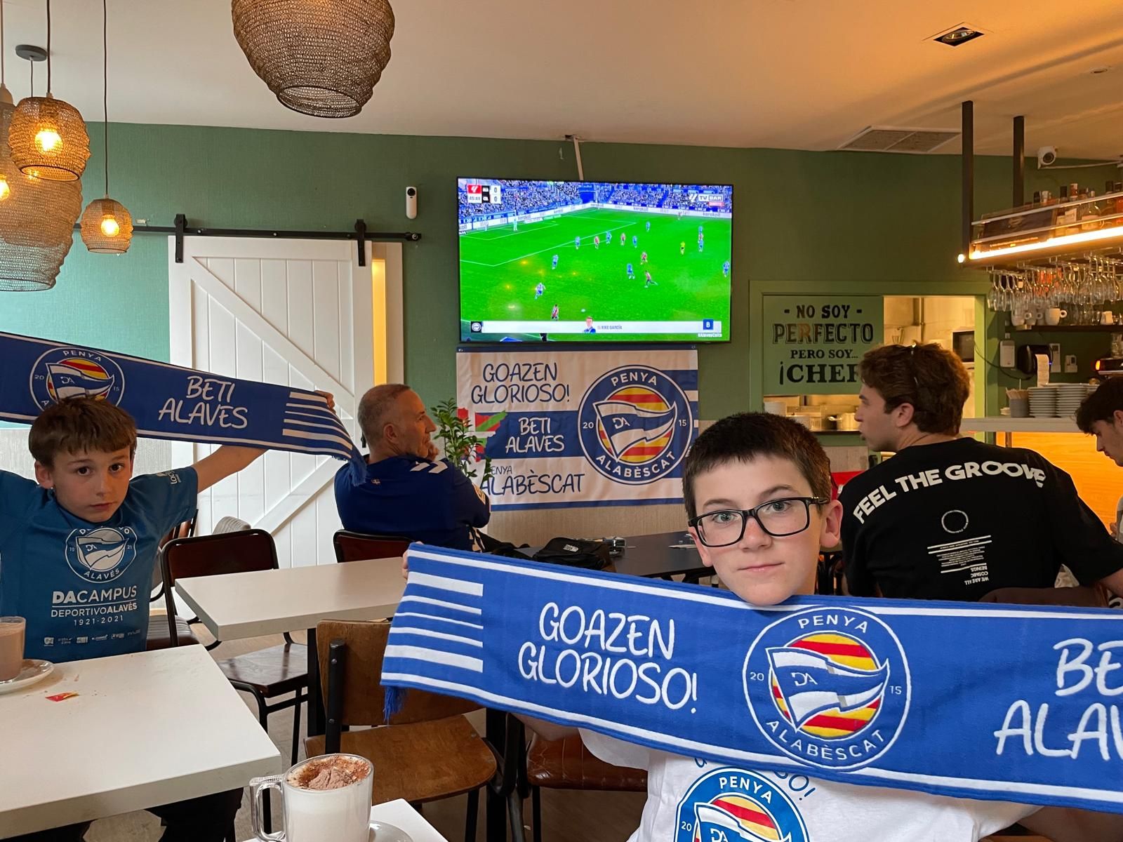 Penya Alabèscat, 10 años animando al Alavés en la distancia