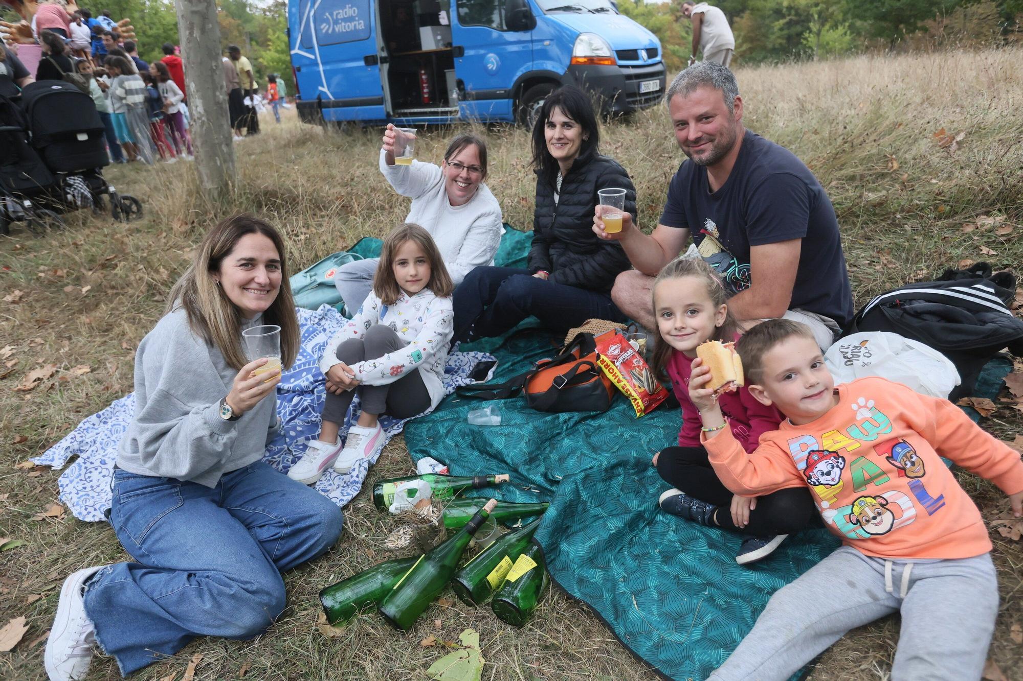 En imágenes: Las campas de Olarizu se llenan de fiesta