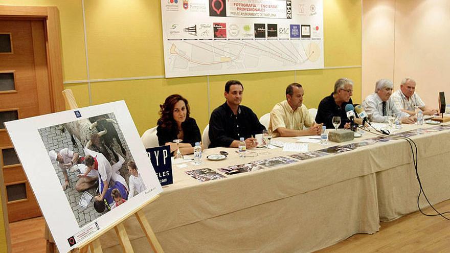 Los miembros del jurado, junto a la fotografía del encierro ganadora.