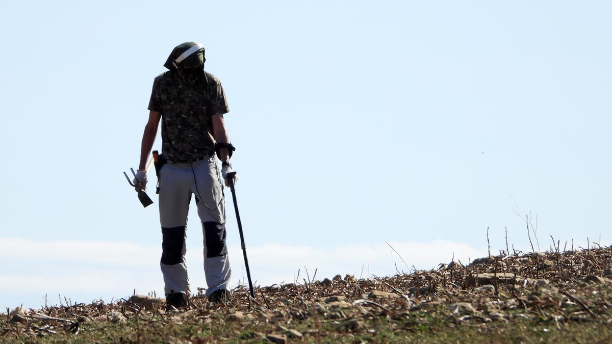 Imagen de la persona con el detector de metales y la azadilla en el yacimiento de Urri