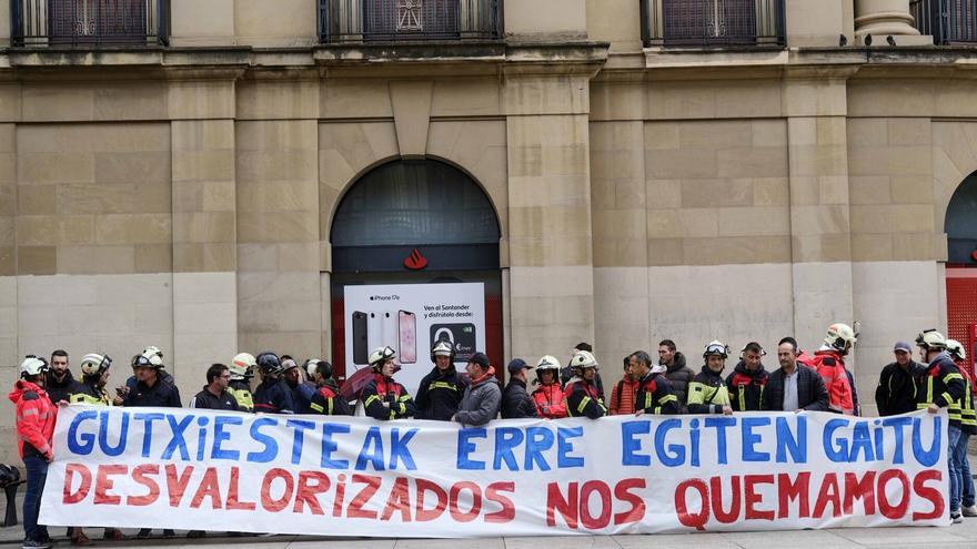 Los bomberos se concentran para exigir el cumplimiento de los acuerdos de 2022-2023