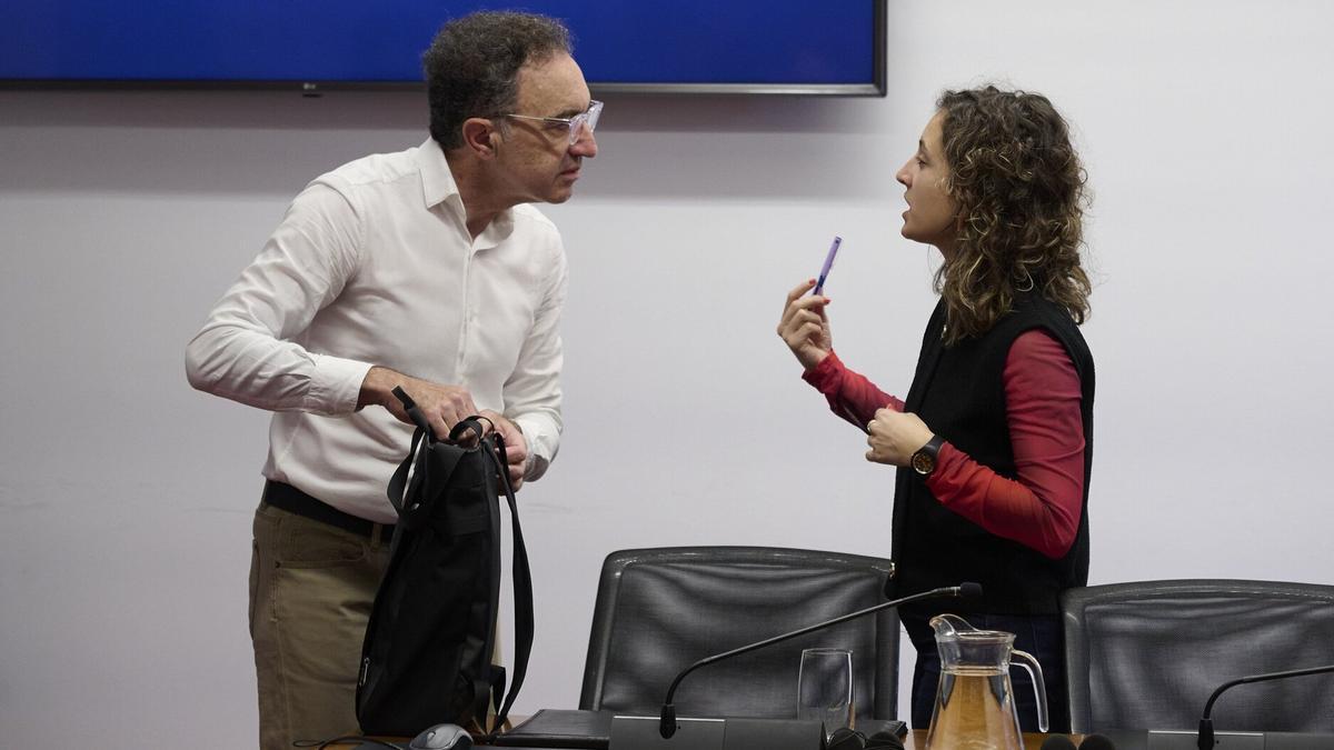 Pérez Remondegui recibe indicaciones de la presidenta de la comisión de investigación, Irati Jiménez (EH Bildu), antes de comenzar su declaración.