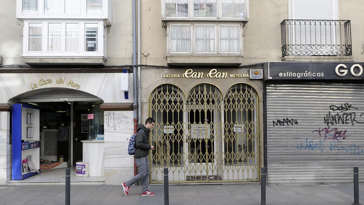 Dos tiendas cerradas en el centro de Vitoria-Gasteiz