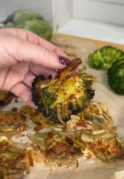 Chips de alcachofa y brócoli.