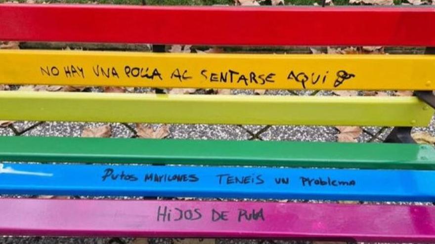 Nuevo ataque homófobo al banco LGTBI de la plaza de la Libertad