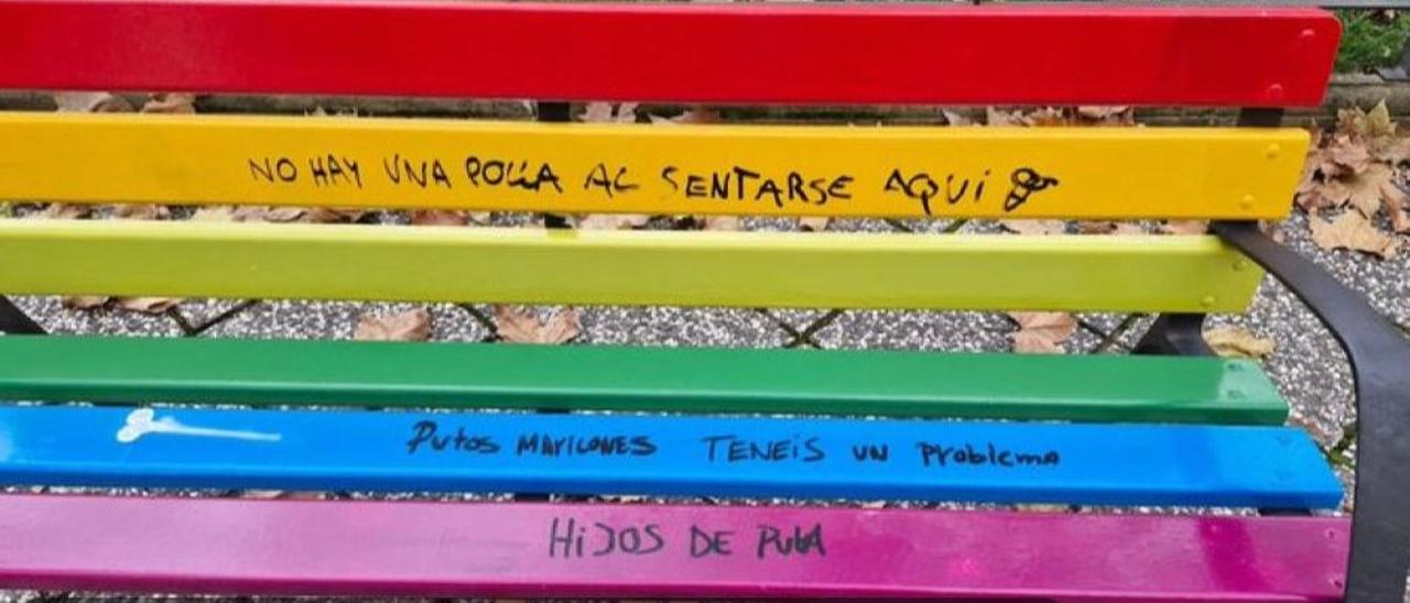 Nuevo ataque homófobo al banco LGTBI de la plaza de la Libertad