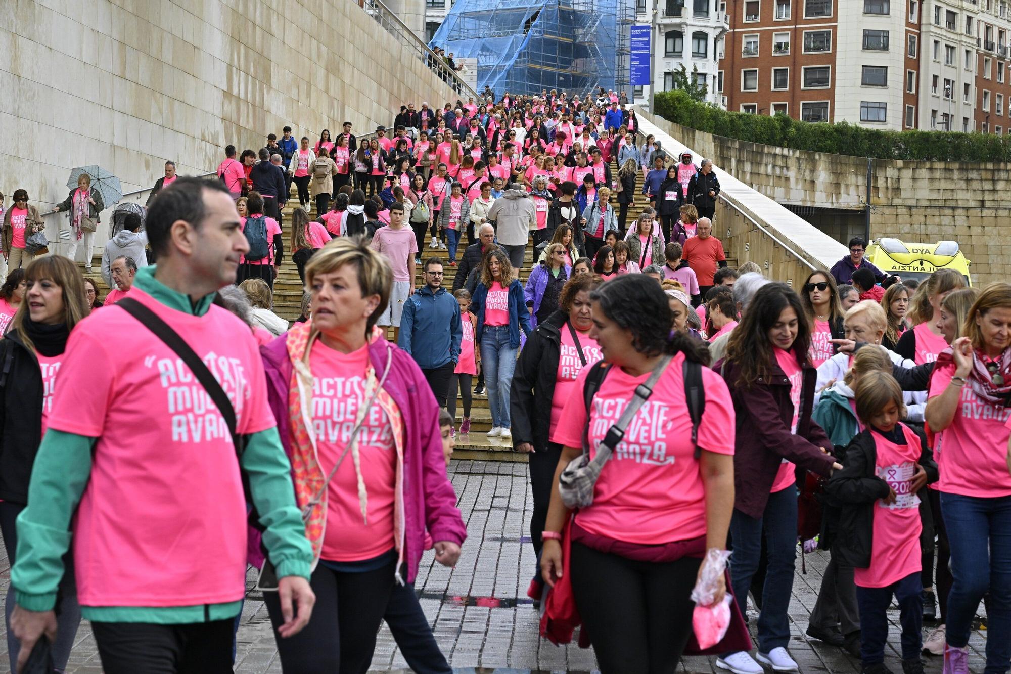 En imágenes: los paraguas tiñen la marea rosa de Bilbao