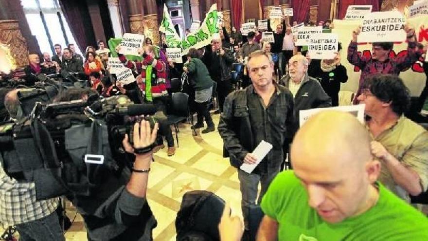 El grupo de igeldotarras asistentes al Pleno en el momento en que abandonan la sesión.