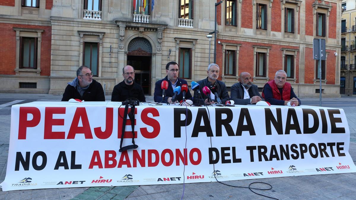 Representantes de los transportistas, en la rueda de prensa en Sarasate.