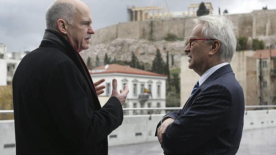 El líder del Movimiento Socialista Panhelénico (PASOK), Yorgos Papandreu, (i), conversa con el presidente del grupo socialista en el Parlamento Europeo (PE), Hannes Swoboda, (d), durante el encuentro que han mantenido en el Museo Acrópolis de Atenas, Grec