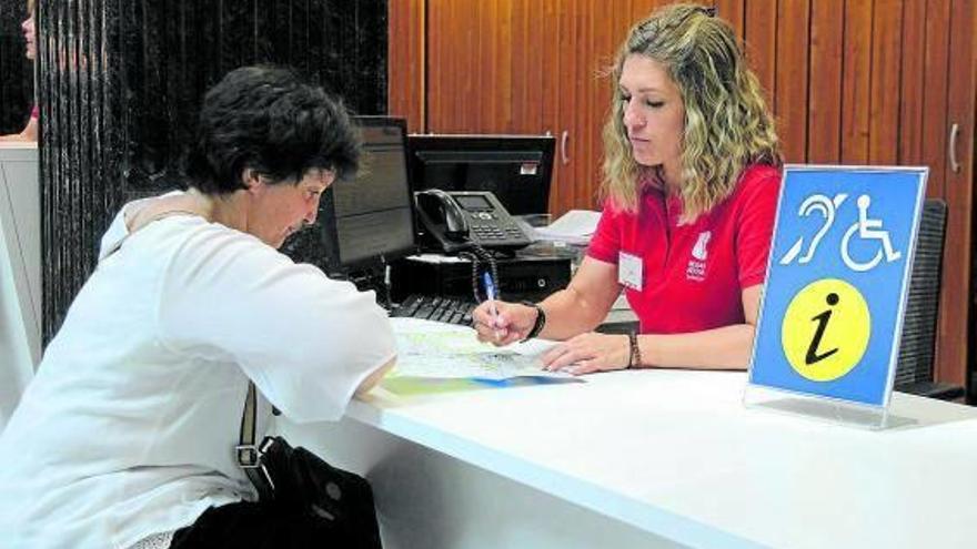 Ester Virto muestra los diferentes QR que facilitan la accesibilidad.