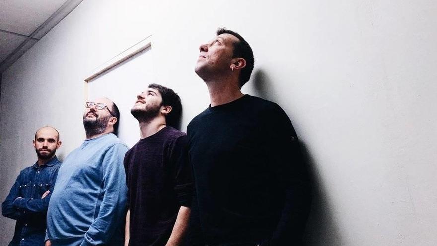 Carlos, mirada al frente, junto a Raúl, Mattin y Joseba, con la vista puesta en el... Ciento volando.