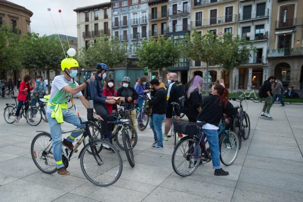 Gente reunida antes de iniciar la marcha denominada "Masa crítica", un movimiento global que, una vez al mes, reivindica de forma festiva el espacio de la bicicleta en las ciudades.