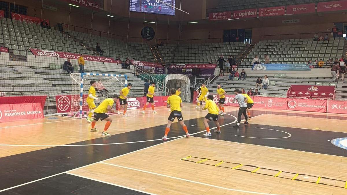 El equipo, durante le calentamiento en el Palacio de los Deportes