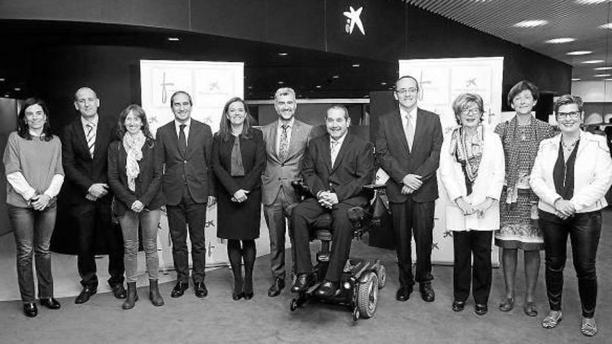 Los representantes de las entidades beneficiadas, de Obra Social la Caixa y Fundación Caja Navarra.